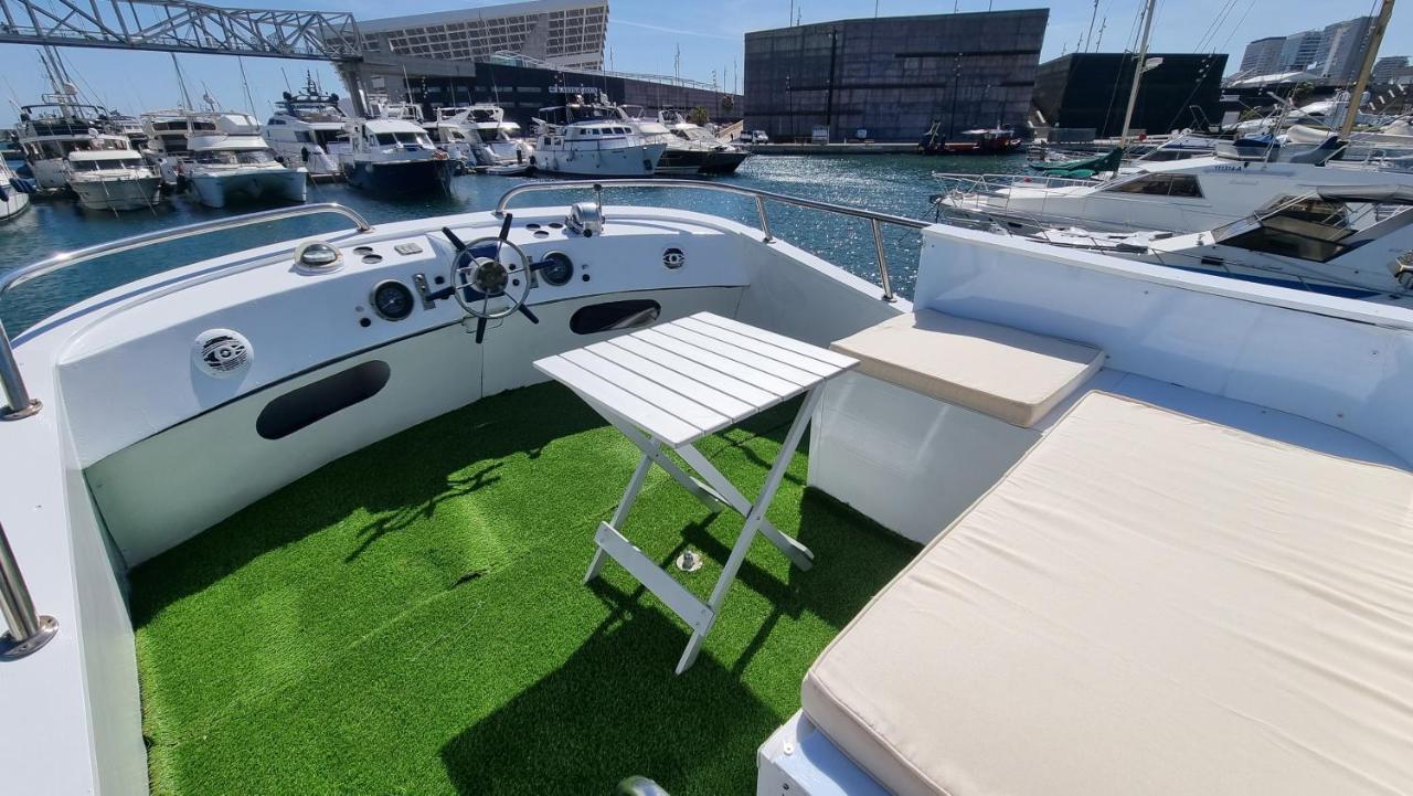 Charming Boat House In Barcelona With Big Terrace And Solarium Hotel Sant Adria de Besos Bagian luar foto