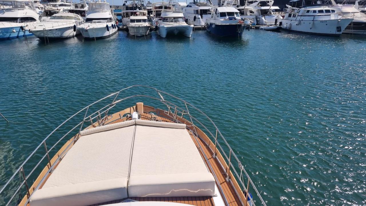 Charming Boat House In Barcelona With Big Terrace And Solarium Hotel Sant Adria de Besos Bagian luar foto