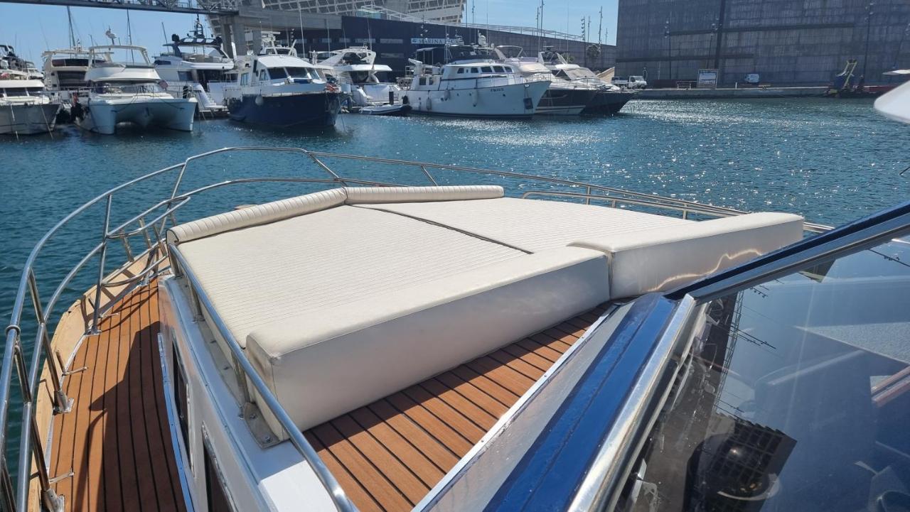Charming Boat House In Barcelona With Big Terrace And Solarium Hotel Sant Adria de Besos Bagian luar foto