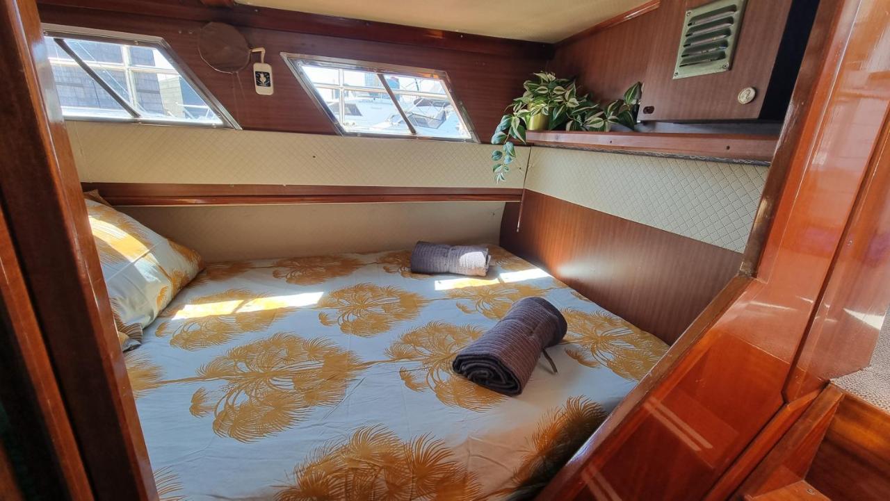 Charming Boat House In Barcelona With Big Terrace And Solarium Hotel Sant Adria de Besos Bagian luar foto